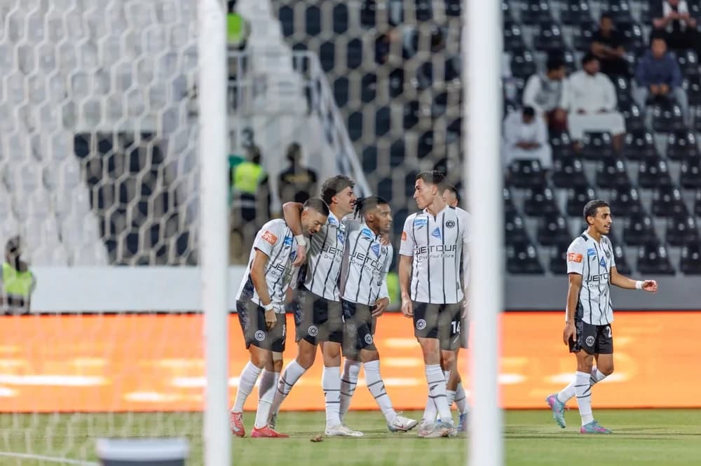 بصق على الحكم.. إيقاف لاعب في الدوري السعودي 10 مباريات