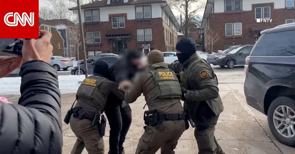 عناصر دوريات الحدود يعتدون على متظاهر مناهض لإدارة الهجرة والجمارك الأمريكية