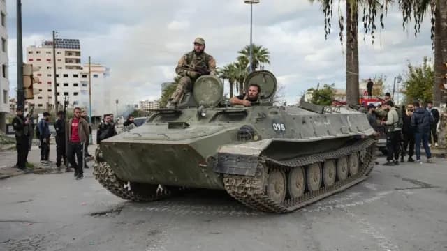 "الخروج من البيت للضرورة القصوى فقط": ماذا يحدث في حمص؟ سكان يروون لبي بي سي ومصادر حكومية ترُد