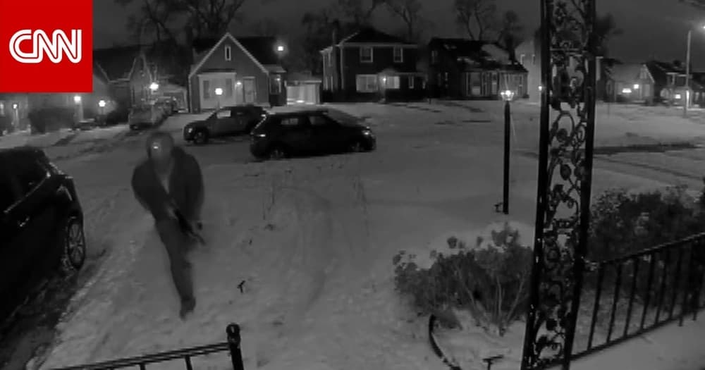 طرق الباب ثم أطلق النار.. فيديو يوثق لحظة هجوم مسلح على منزل في أمريكا