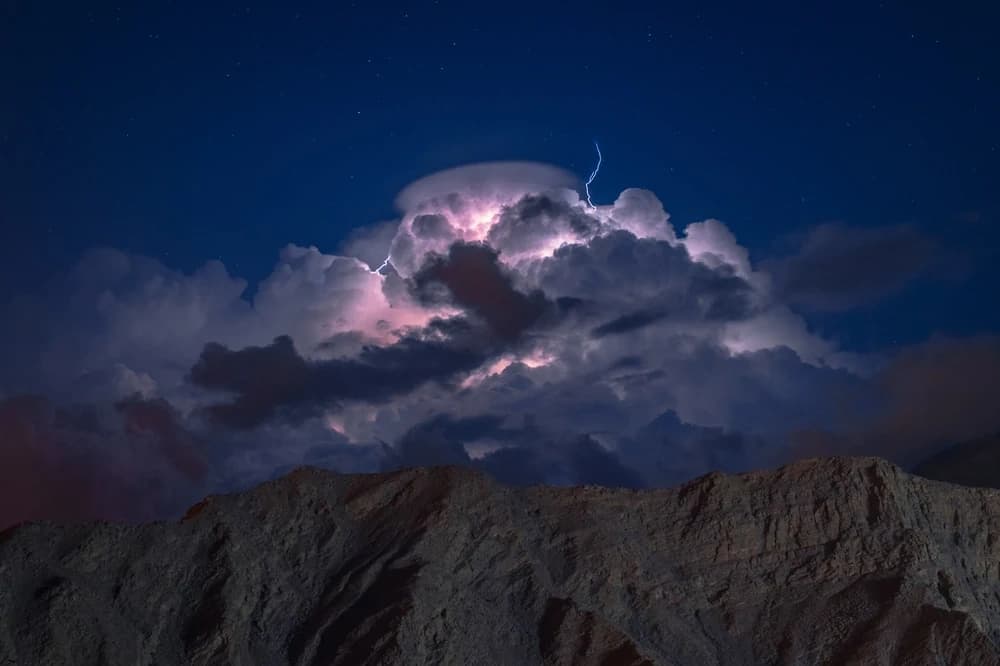 عُماني يوثق ظاهرة جوية خاطفة للأنفاس في سماء مُسندم