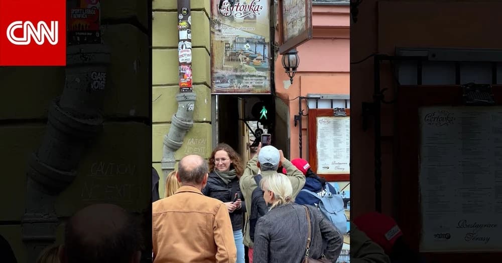 لا يتسع لأكثر من شخص..رحّالة عراقي يعبر أحد أضيق الممرات في العالم بالتشيك