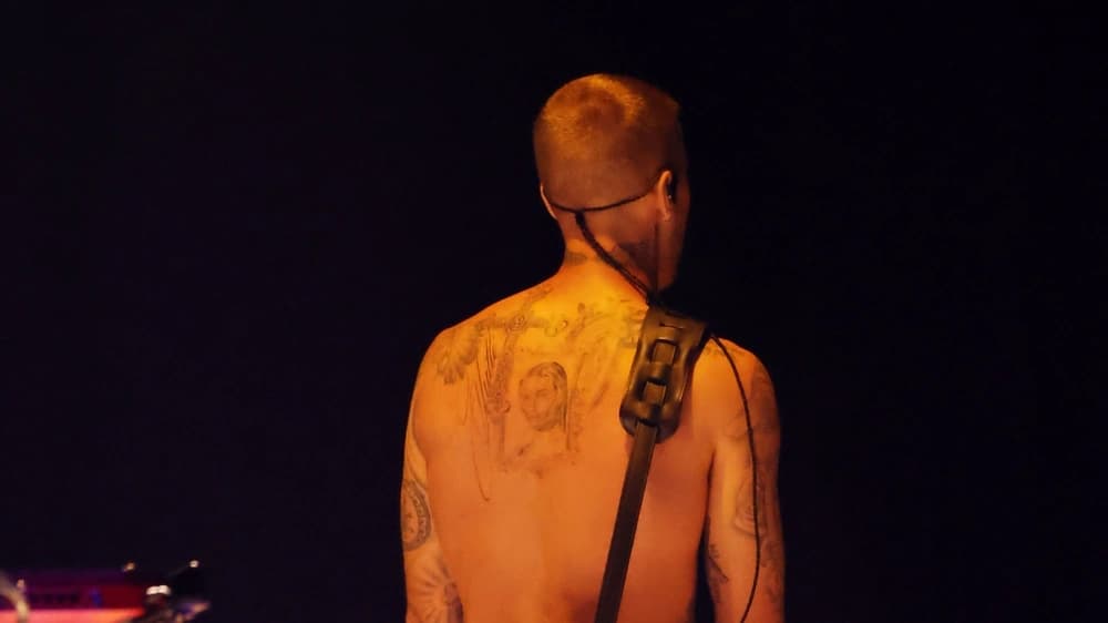 جاستن بيبر يكشف عن وشم لصورة زوجته هايلي في حفل غرامي