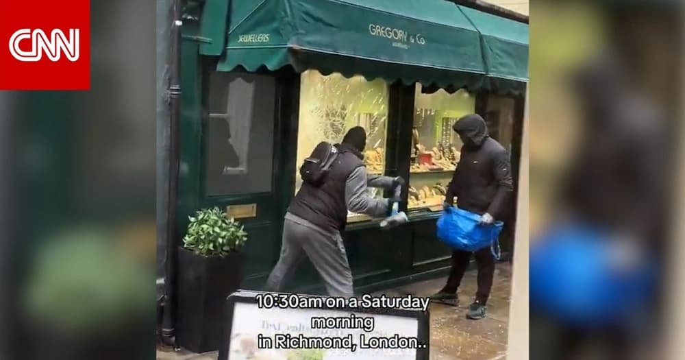 شاهد لصين مسلحين يحطمان نافذة متجر لسرقة مجوهراته في وضح النهار بلندن