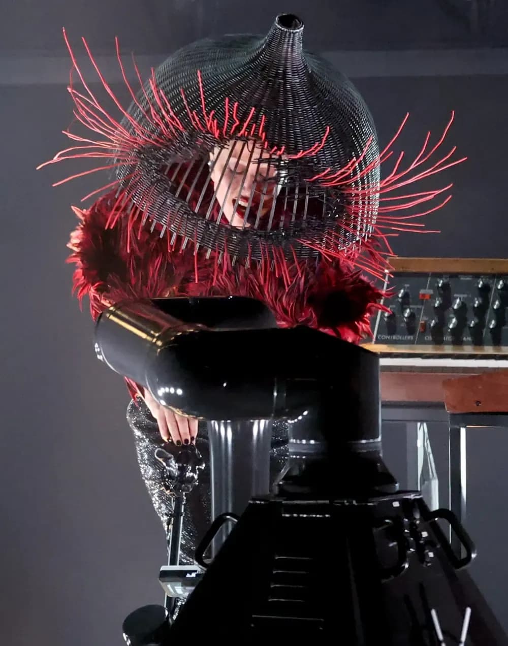 ليدي غاغا تتحوّل إلى "ساحرة" في إطلالات حفل جوائز غرامي