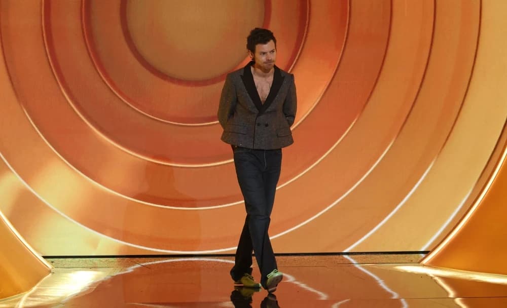 هاري ستايلز يكسر قواعد الموضة بحذاء باليه نسائي في حفل جوائز الغرامي