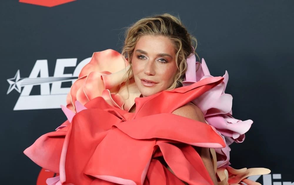 فساتين بزهور ثلاثية الأبعاد وسلاسل معدنية وريش..فنانة أمريكية تقدم منظورًا مختلفًا للأزياء