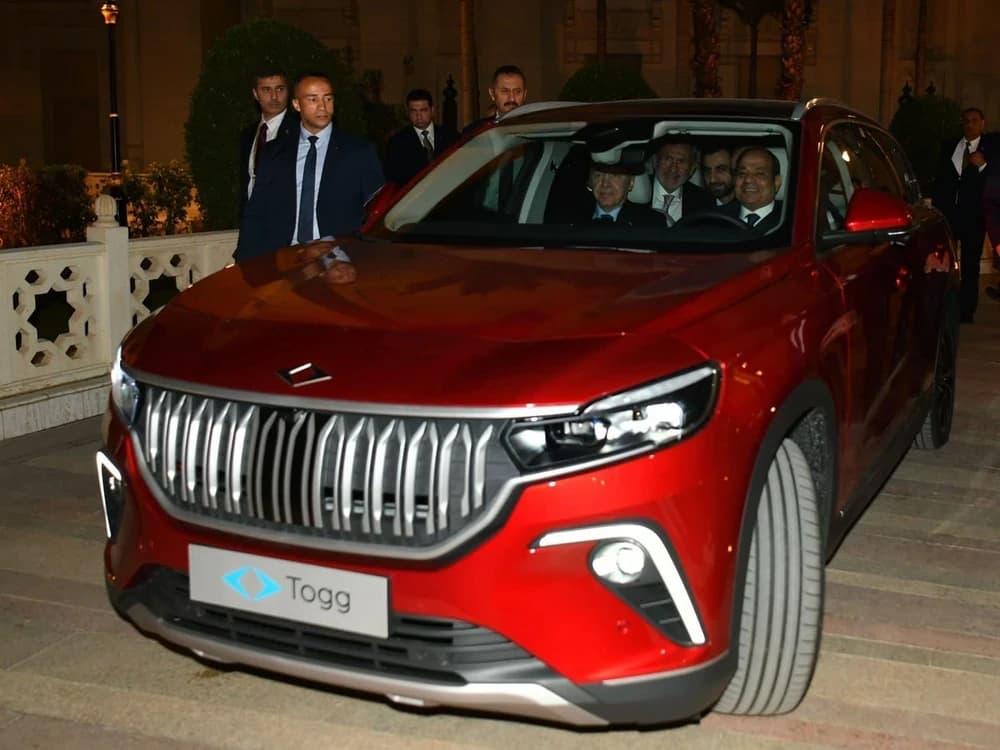 أردوغان يهدي السيسي السيارة الكهربائية التركية "توغ" خلال زيارته إلى مصر