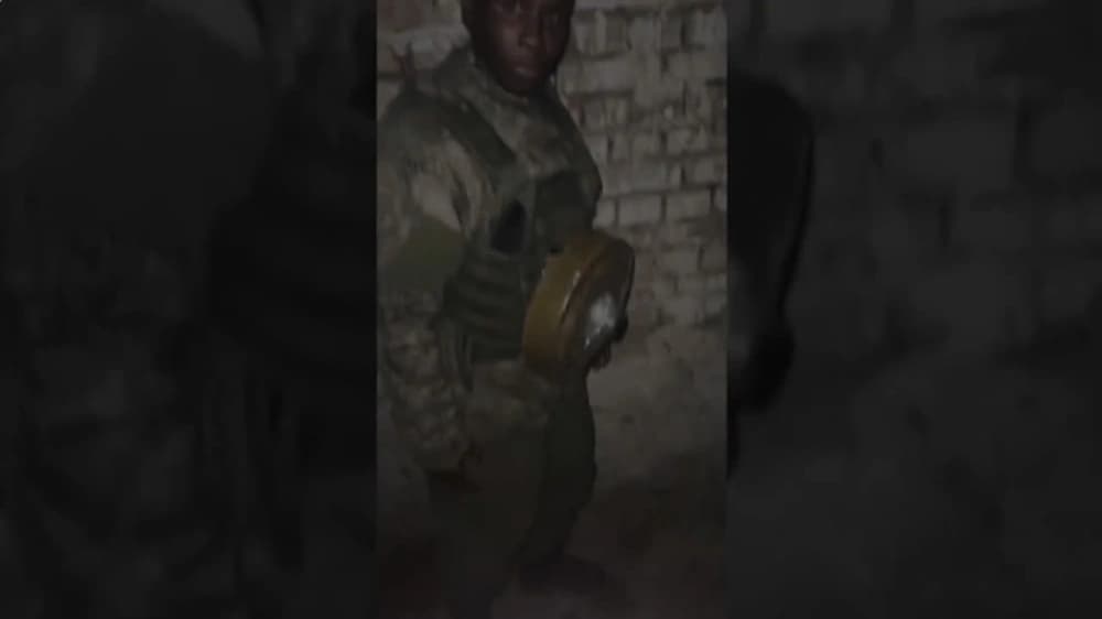 بعد فيديو صادم للغم أرضي معلق على صدره.. CNN تحقق مع أفارقة قاتلوا بصفوف روسيا بأوكرانيا