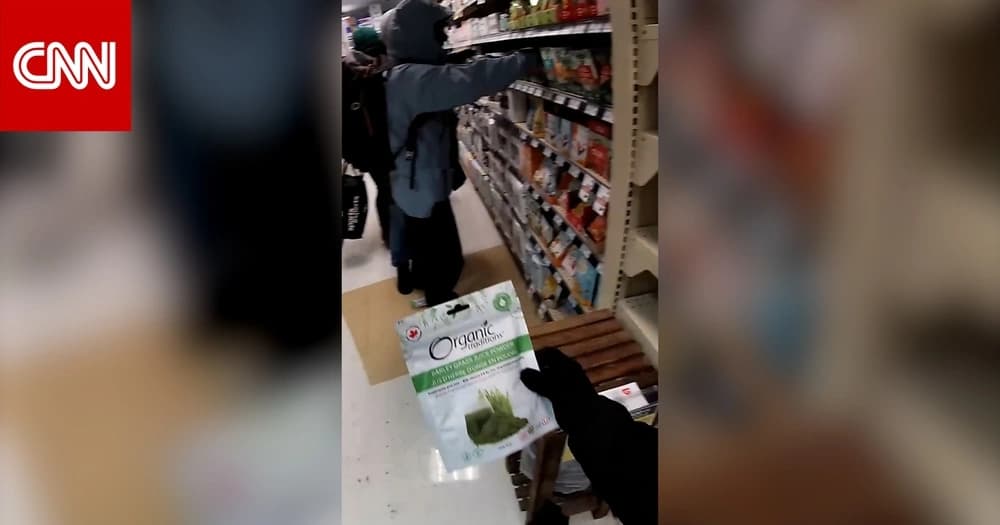 لصوص بزي روبن هود ينهبون متجرًا في كندا.. شاهد ما فعلوه بالمسروقات