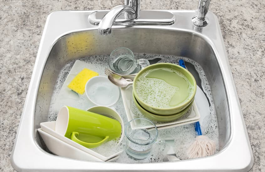 الأعياد وأطباقك المتراكمة.. كيف يحول حوض المطبخ احتفالك إلى خطر صحي!