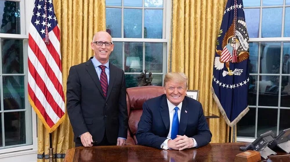 وصفه ترامب بـ "المؤثر العظيم".. وفاة سكوت آدامز مبتكر سلسلة "ديلبرت" الكوميدية